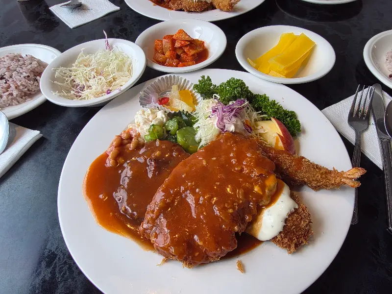 다양한 메뉴가 놓인 테이블