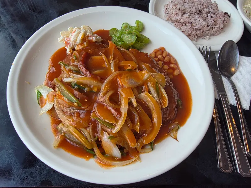 함박스테이크와 밥