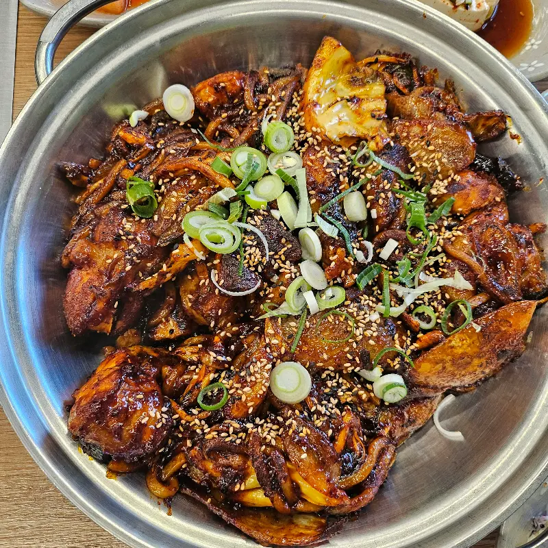 윤기가 자르르 흐르는 아구불고기