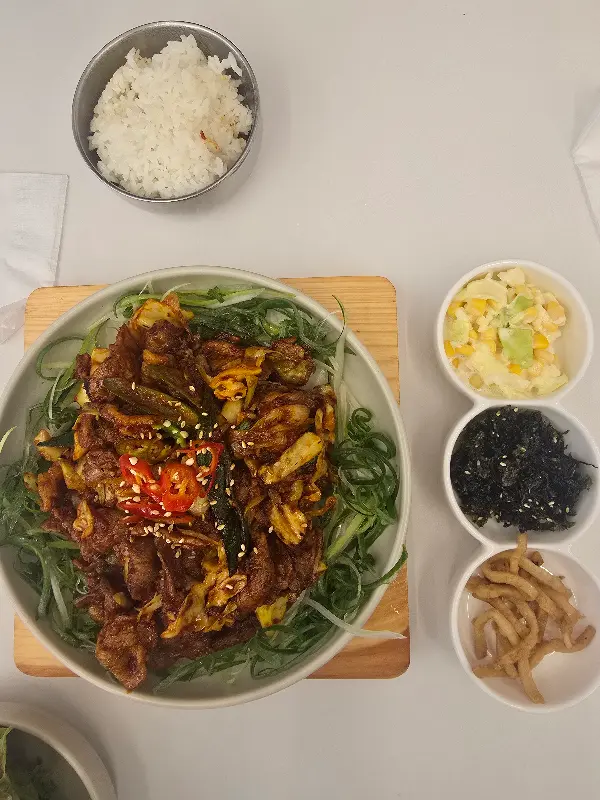 푸짐하게 차려진 한 상