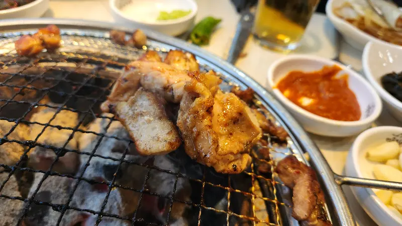 노릇하게 구워진 돼지갈비