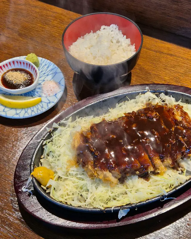 미소철판카츠가 철판 위에서 지글거리는 모습