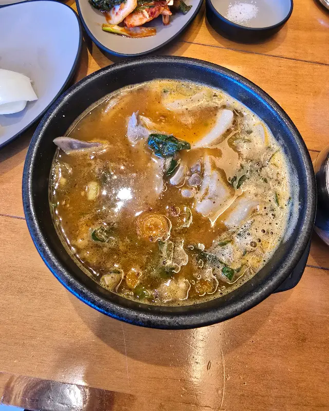 다양한 반찬과 함께 즐기는 순대국