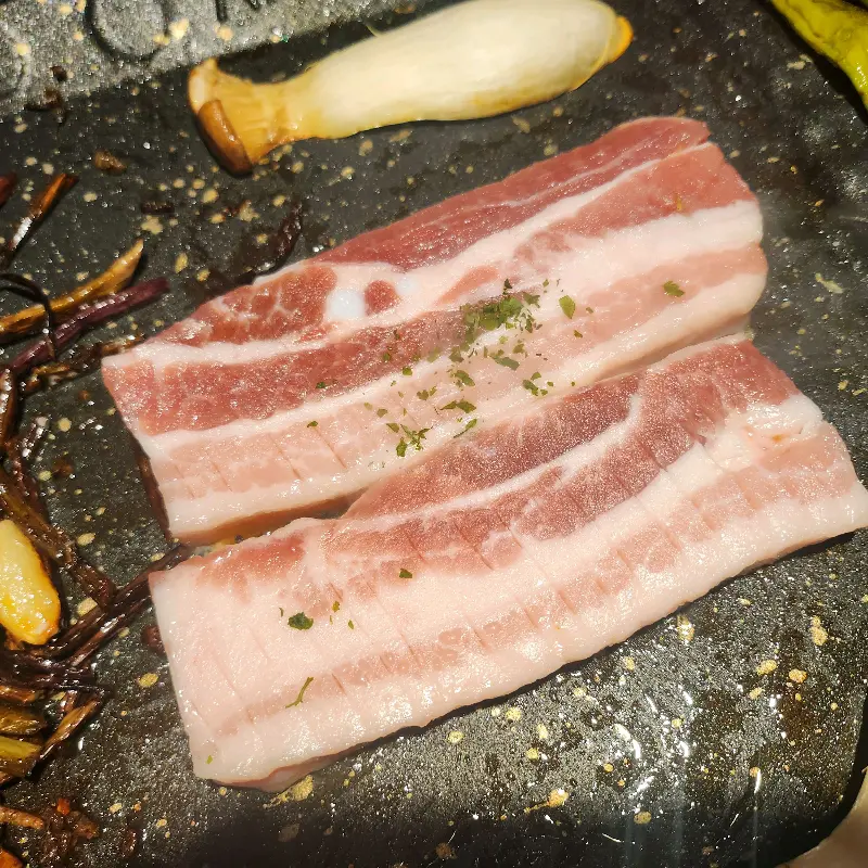 노릇하게 구워진 삼겹살과 버섯