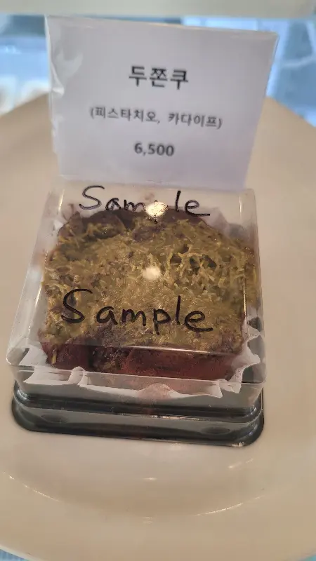 토텐케이크 쇼케이스에 진열된 두쫀쿠