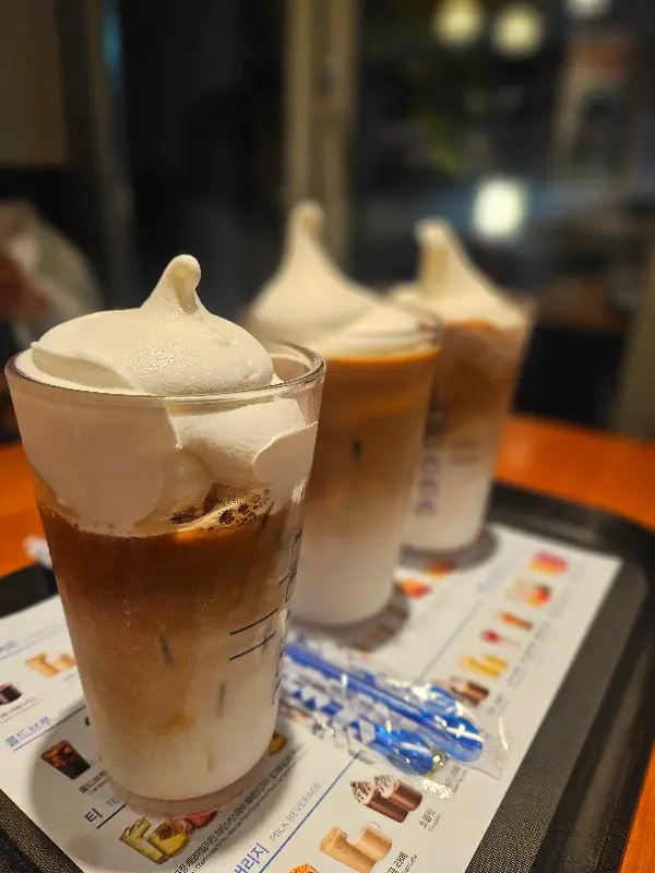 소프트 아이스크림이 듬뿍 올려진 아이스크림 라떼