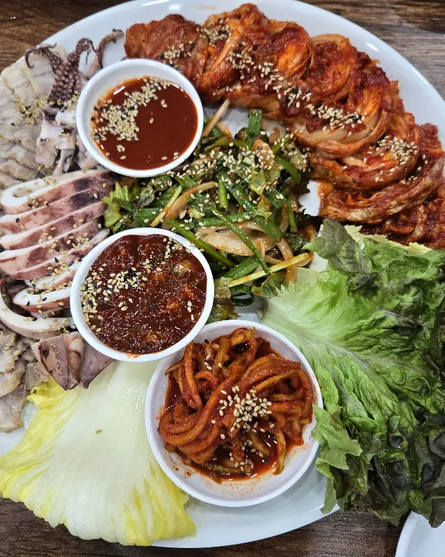 윤기가 흐르는 보쌈과 쫄깃한 오징어의 환상적인 만남