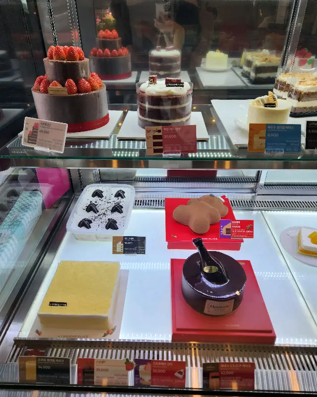 다양한 케이크가 진열된 쇼케이스