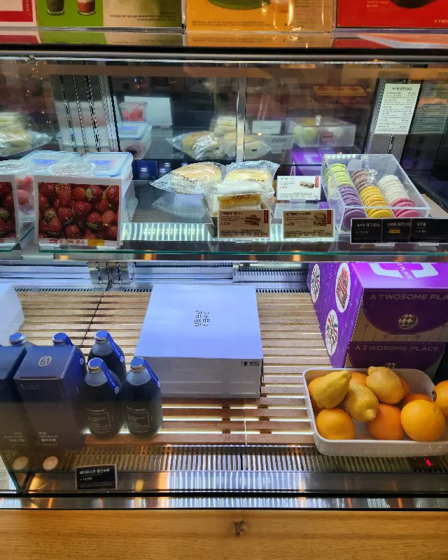다양한 디저트와 음료가 진열된 쇼케이스