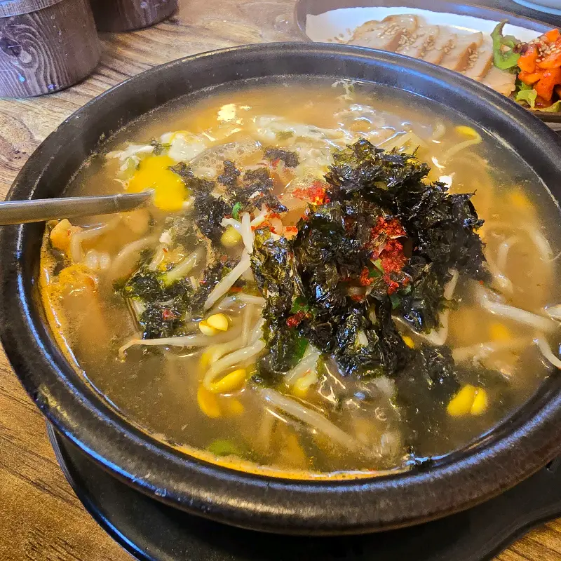 김가루와 고춧가루가 듬뿍 뿌려진 콩나물 국밥