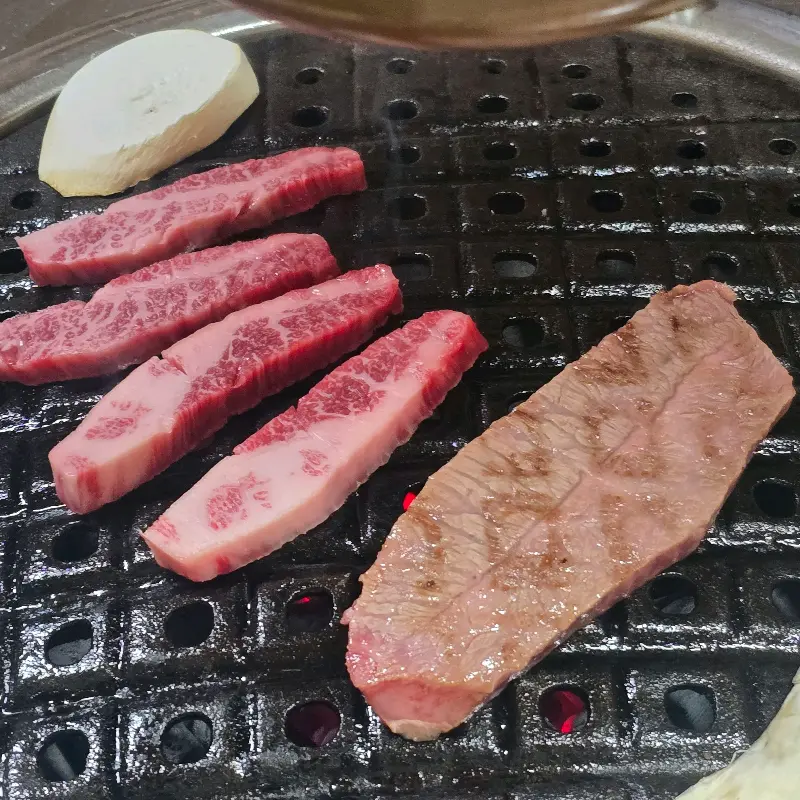 숯불 위에서 맛있게 익어가는 한우