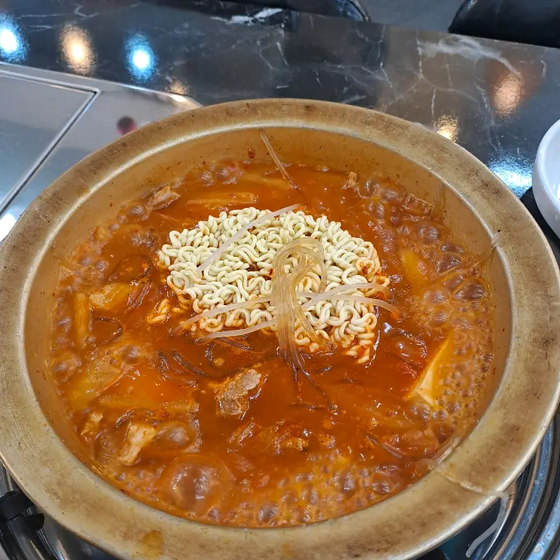 김치찌개에 라면 사리와 당면 사리를 함께 넣은 모습