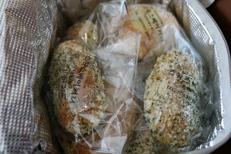 스위스베이커리에서 구입한 빵들이 담긴 은박 보냉 가방