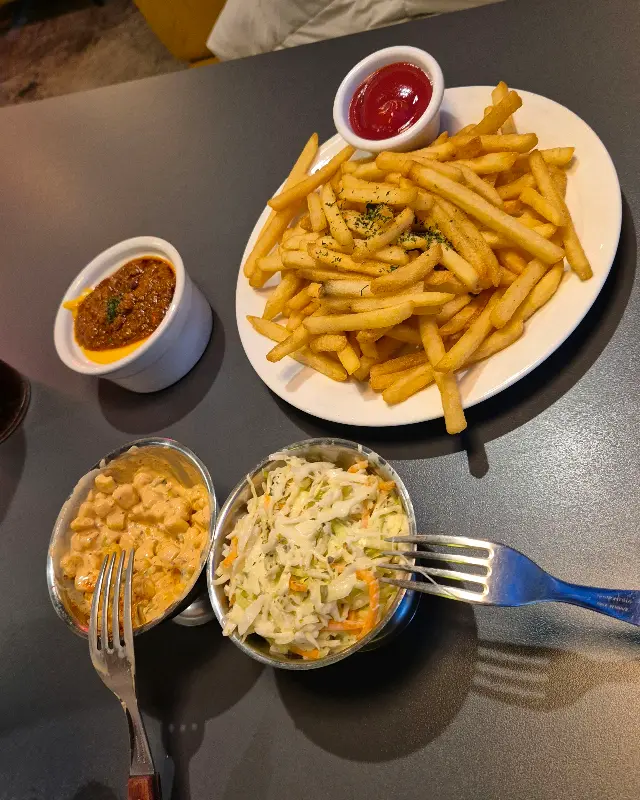 감자튀김과 칠리 소스