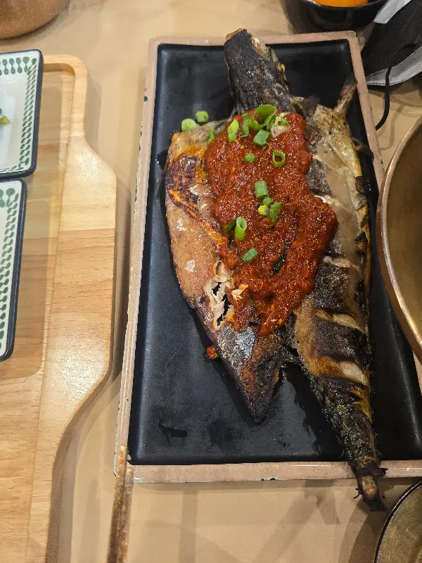 양념이 얹어진 먹음직스러운 생선 구이