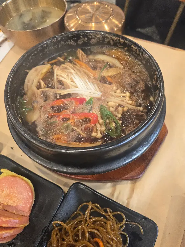 뚝배기에 담겨져 나온 따뜻한 불고기