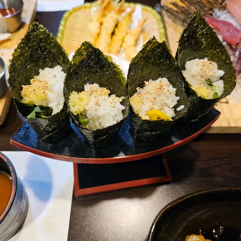 한 입에 쏙 들어가는 크기로 먹기 편한 참치마찌의 참치마끼