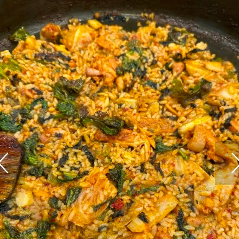 김가루와 깻잎이 뿌려진 볶음밥 클로즈업 사진