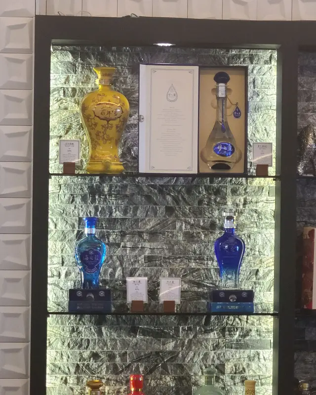 진열장에 가지런히 놓인 술병들