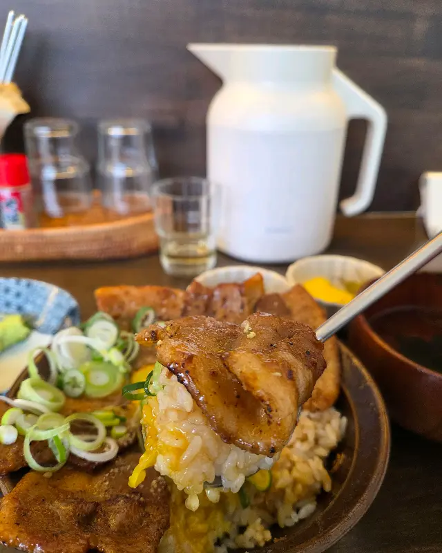 윤기가 자르르 흐르는 돼지고기 한 점을 숟가락 위에 올려 음미하는 모습