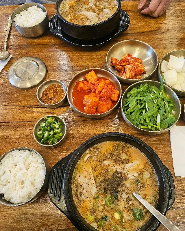 순대국과 함께 나온 다양한 곁들임 찬들