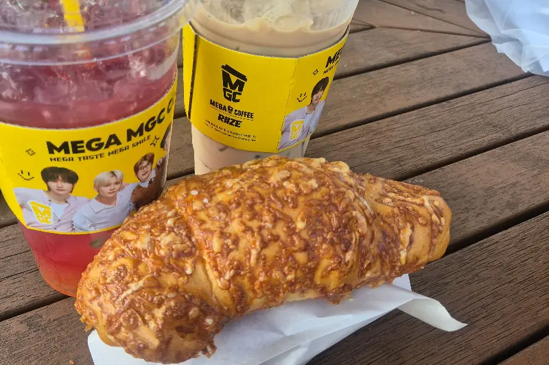 크루아상과 음료