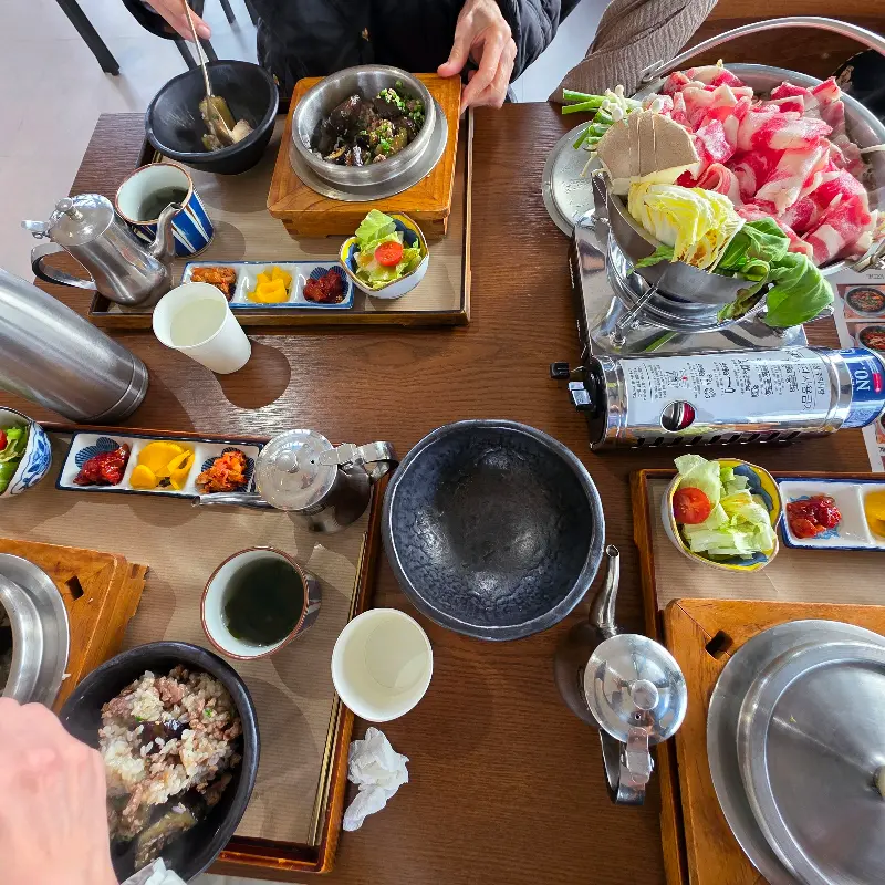 정갈하게 차려진 한 상