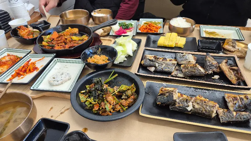 넓고 깔끔한 매장 내부