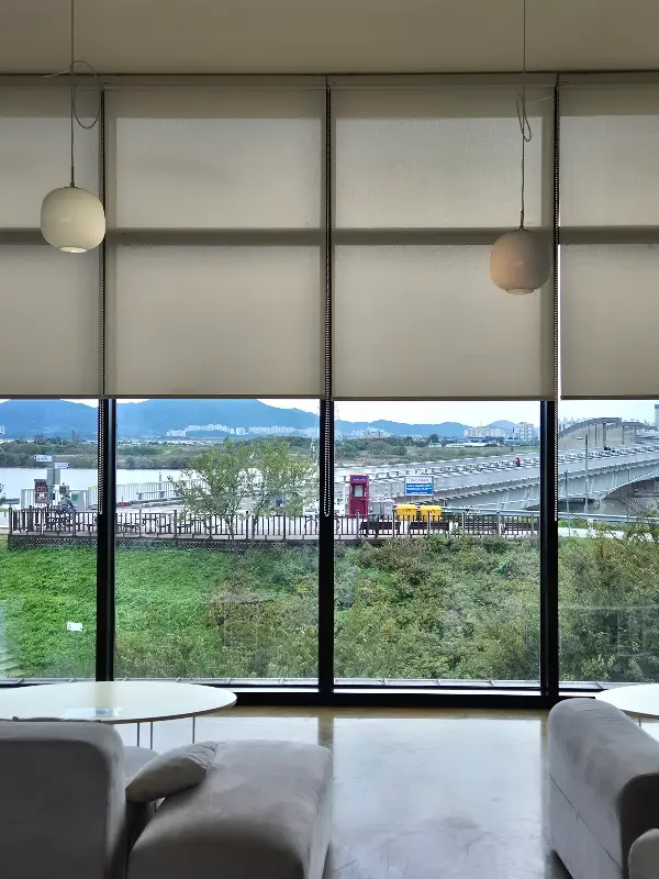 다이브인커피 창밖 뷰