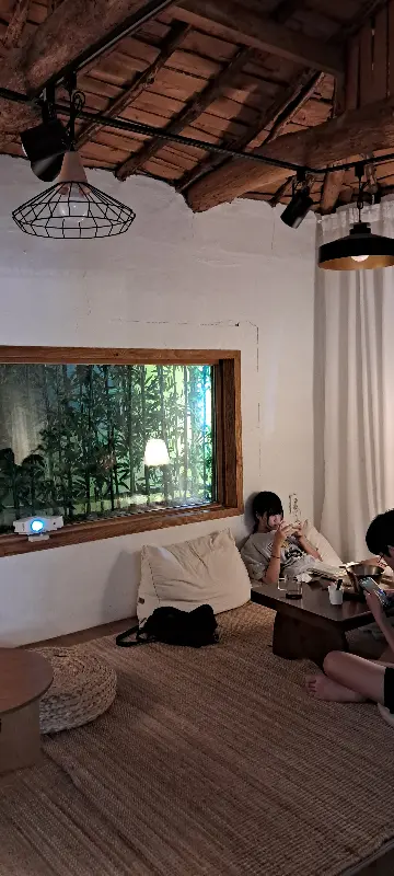 모닥불 영상이 상영되는 아늑한 공간