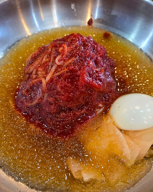 매콤한 양념이 군침돌게 하는 비빔밀면