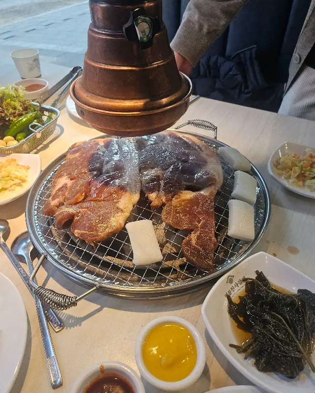 숯불 위에 올려진 돼지갈비