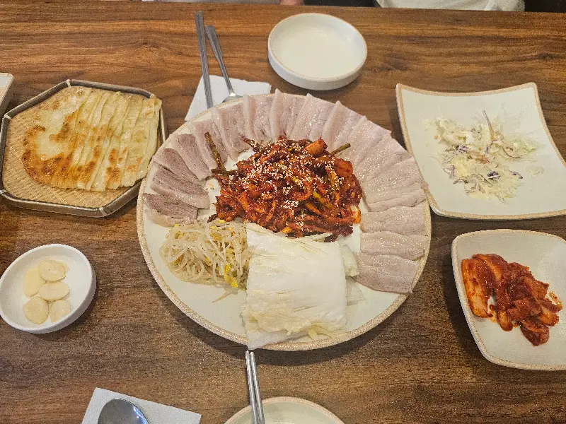 오징어보쌈과 납작만두의 환상적인 만남