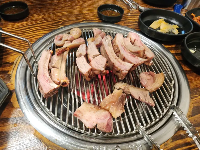 숯불 위에 올려진 쪽갈비와 족발
