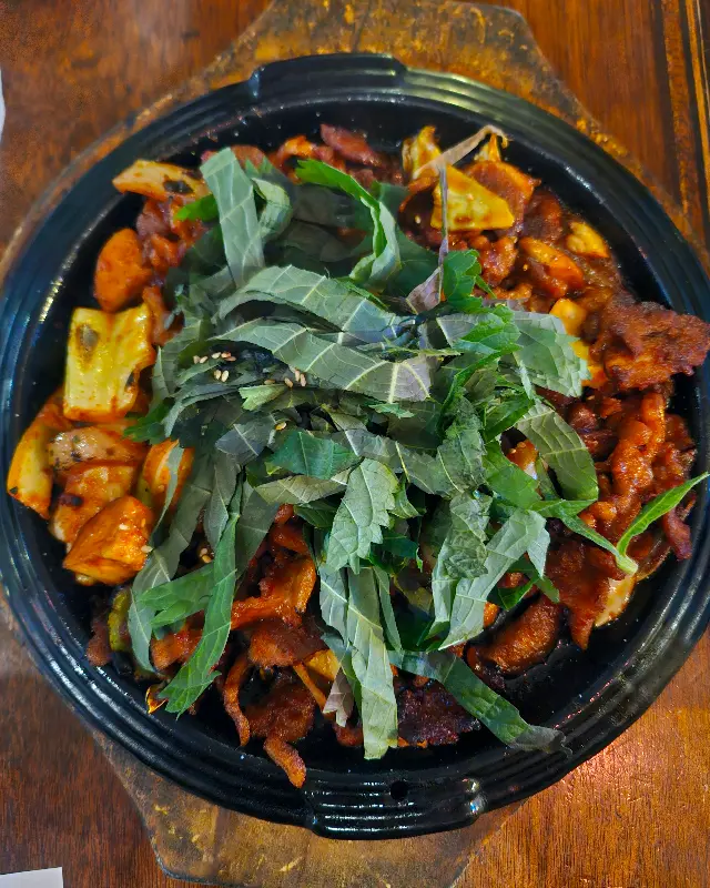 매콤한 오돌뼈와 깻잎