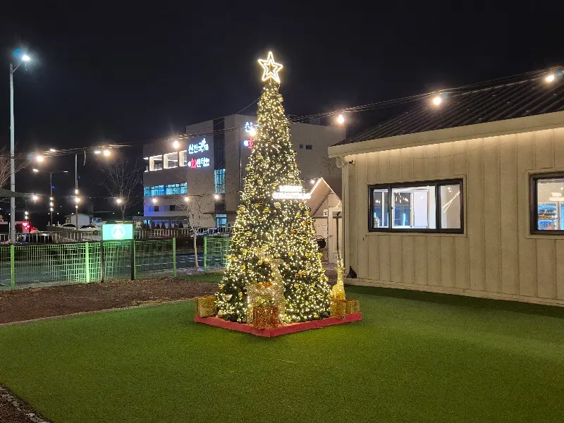 밤부바베큐 야외 전경, 크리스마스 트리가 인상적이다.