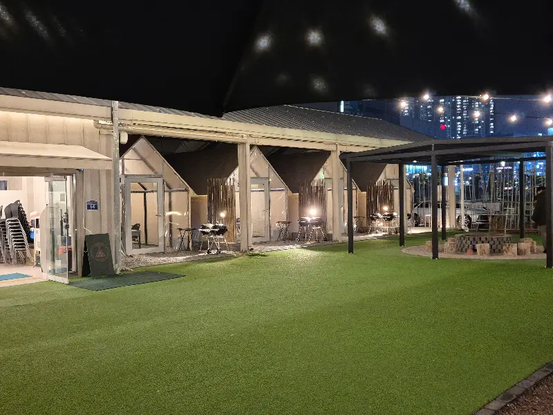 밤부바베큐 야외 전경, 텐트와 불멍 시설이 보인다.