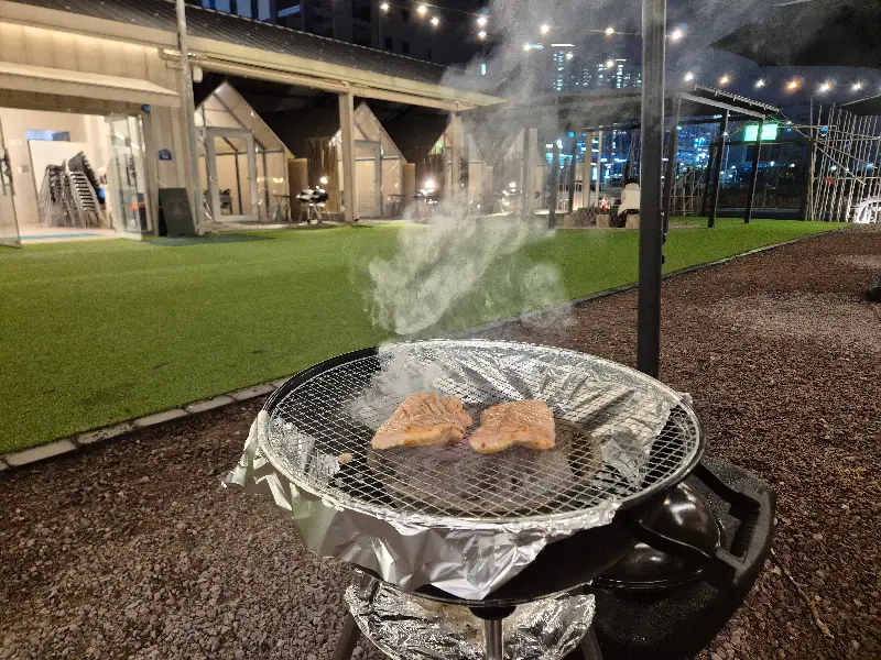 숯불 위에서 구워지는 고기