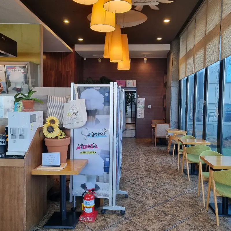 카페 내부 인테리어
