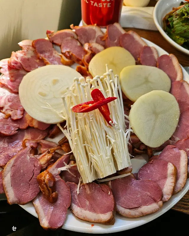 잘 구워진 오리고기와 버섯