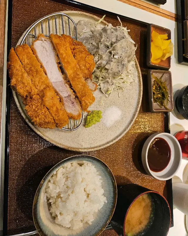 겉바속촉의 정석을 보여주는 돈까스 단면