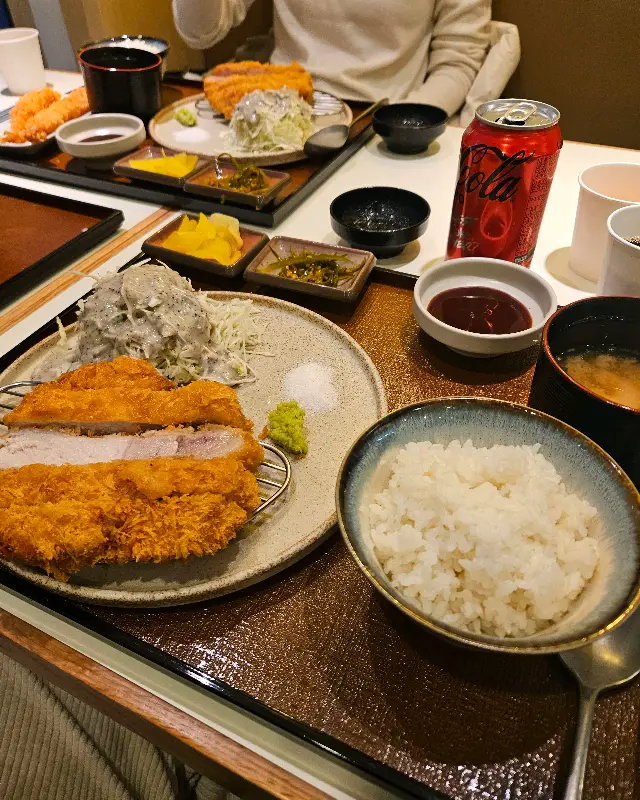 푸짐한 한 상 차림, 돈까스와 곁들임 메뉴들