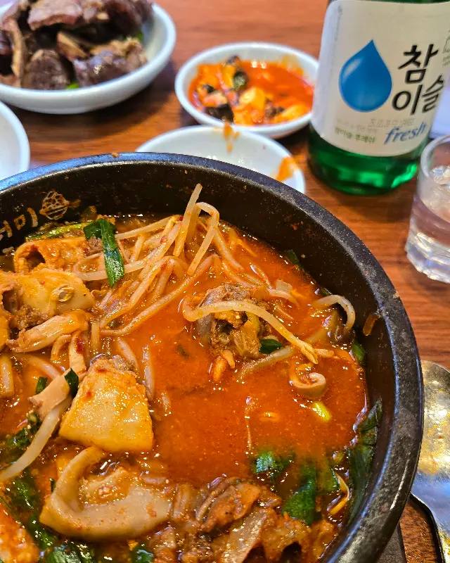 셀프바에서 가져온 찰순대와 우렁무침