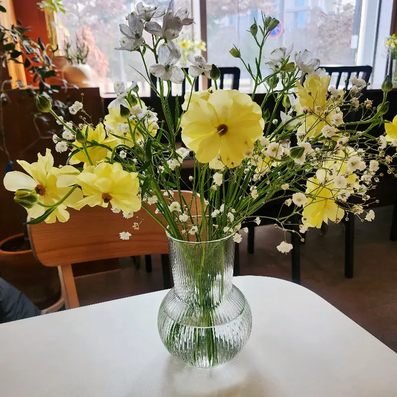 테이블 위의 꽃 장식