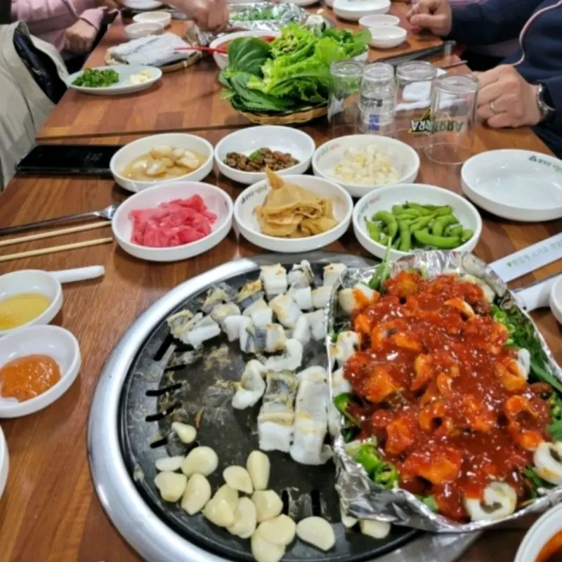 풍성하게 차려진 테이블