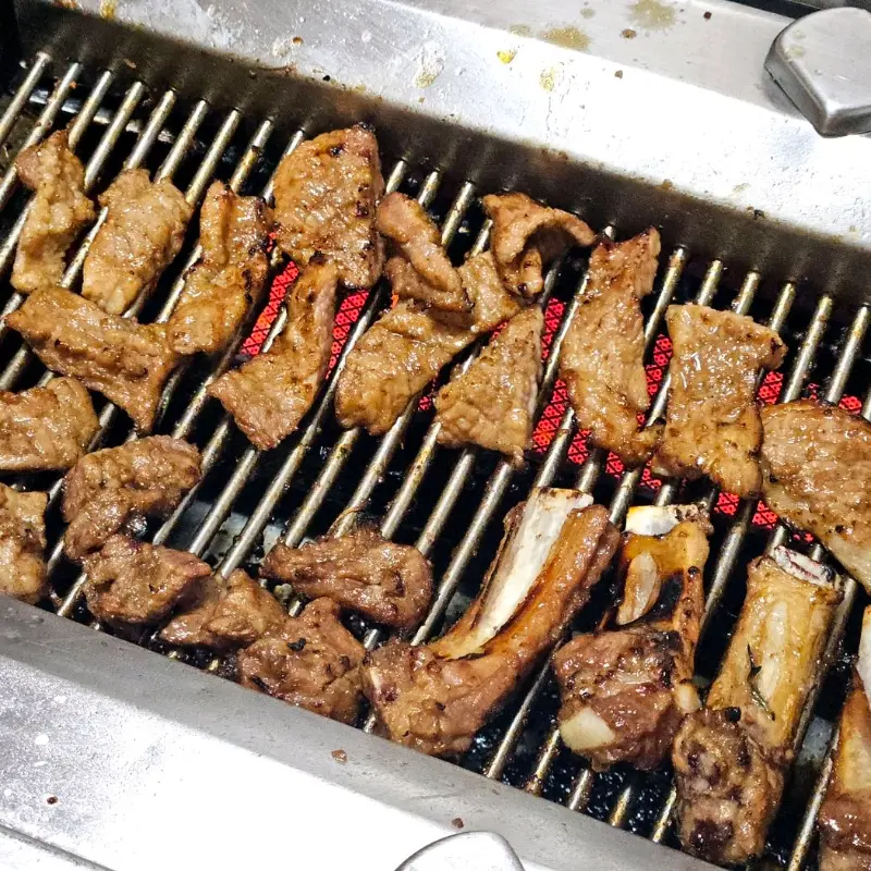 돼지갈비 굽는 모습