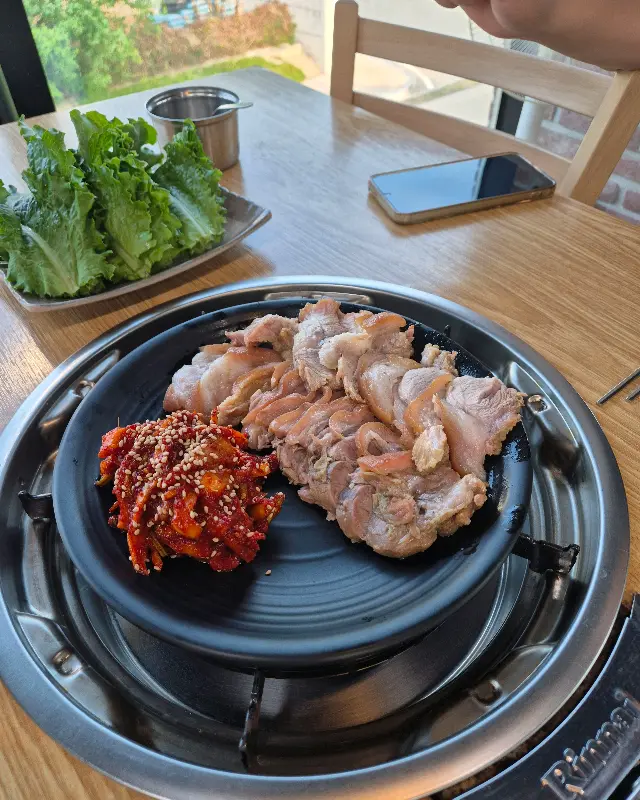 수육과 무김치, 쌈 채소의 조화