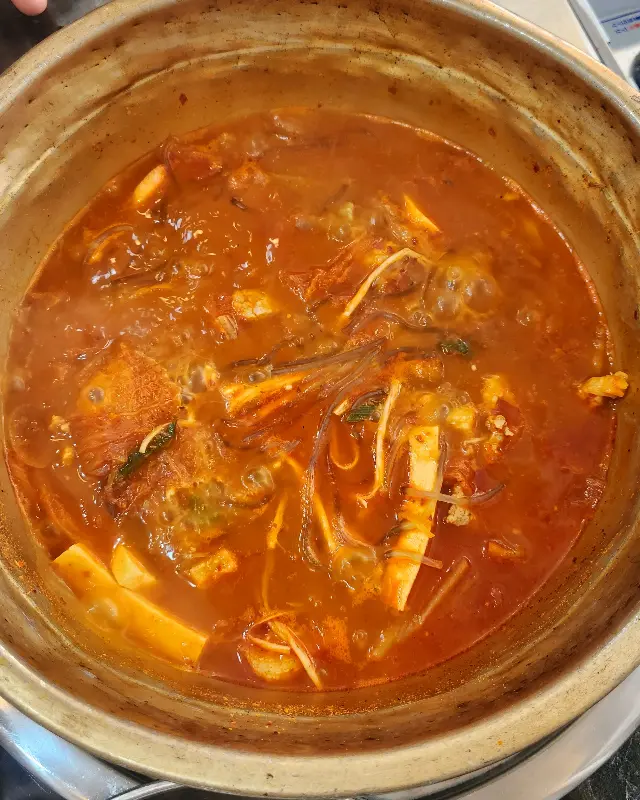 김치찌개에 당면 사리를 넣어 끓인 모습