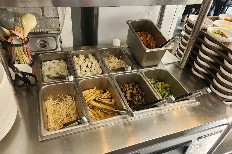 다양한 밑반찬이 준비된 셀프바