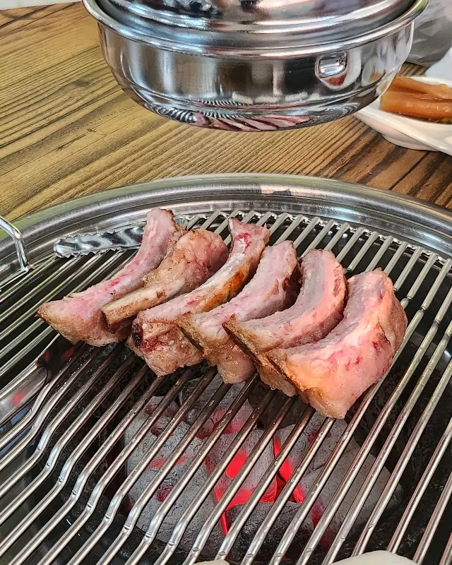 숯불 위에서 익어가는 쪽갈비